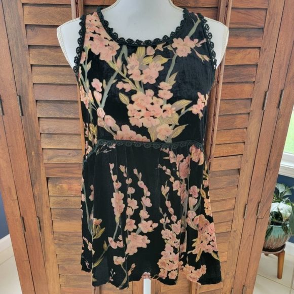 POL women's Blouse Top size medium black pink floral Velvet pit 18 length 27 NWT